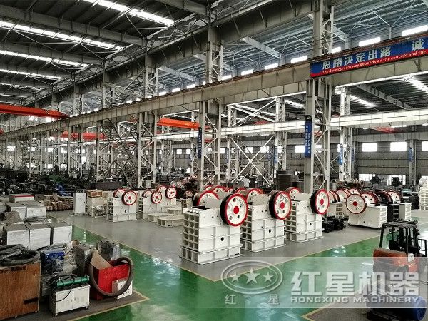時產(chǎn)50噸，出料0.2-0.3mm的大理石制砂機(jī)車間一角