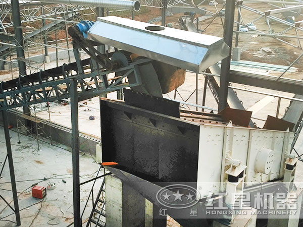 湖南某豆石破碎加工現(xiàn)場：帶振動篩、輸送帶
