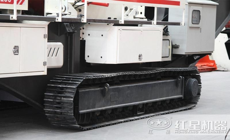 小型履帶石頭破碎機(jī)：履帶液壓驅(qū)動(dòng)，砂廠暢通無(wú)阻