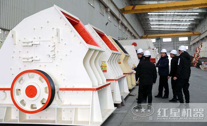 大型錘破機(jī)展示，客戶參觀現(xiàn)場