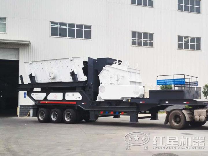 反擊破移動(dòng)破碎機(jī)、二段破碎粒度均勻，產(chǎn)量高