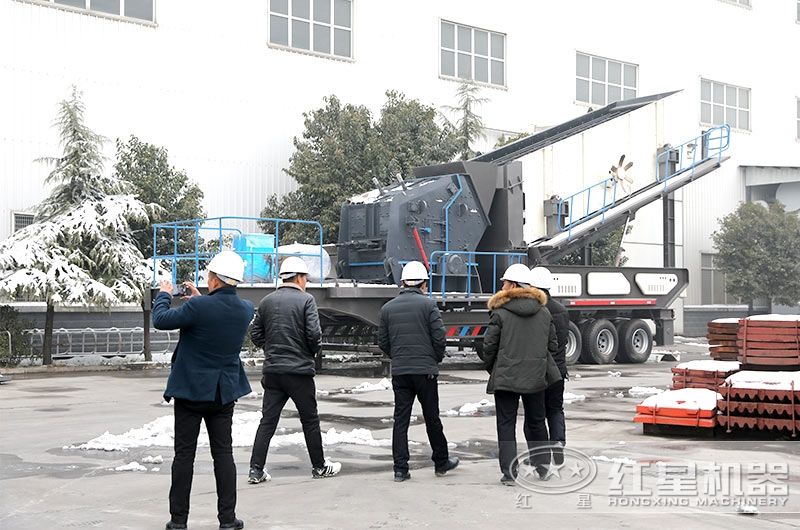車載流動碎石機(jī)廠家價格實惠，客戶現(xiàn)場參觀