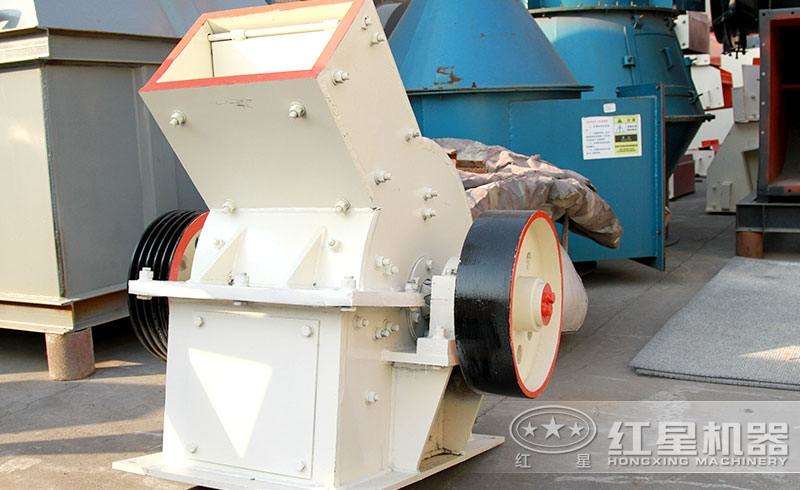 小型錘式破碎機(jī)，體積小，易移動(dòng)