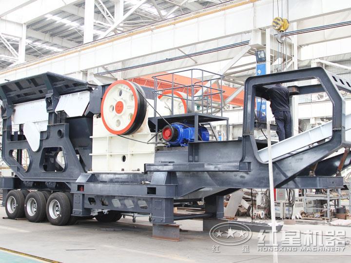 小型移動(dòng)顎式破碎車集給料、破碎、傳輸為一體