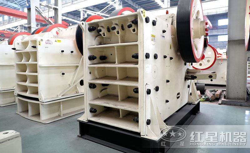 鄂式破碎機，優(yōu)質(zhì)鋼板鑄成，使用壽命長 style=width:720px; 