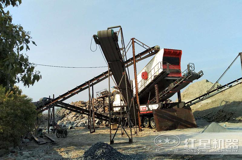 安徽客戶(hù)大型移動(dòng)石頭磨砂機(jī)作業(yè)現(xiàn)場(chǎng)